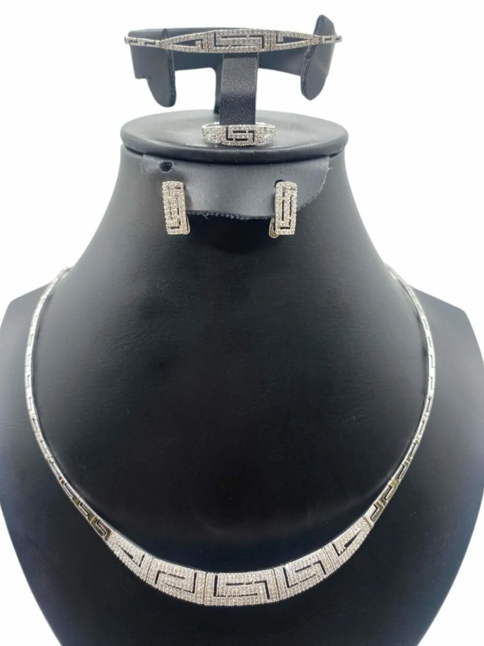 Parure or gris diamants