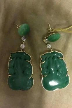 Pendants d'oreilles en jade sculpté et diamants