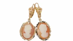 Pendants d'oreilles en or jaune et camée