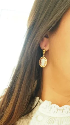 Pendants d'oreilles en or jaune et camée