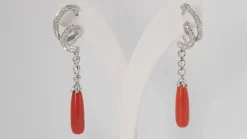 Pendants d'oreilles en or blanc, diamants et corail