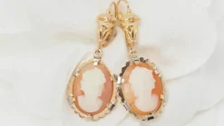 Pendants d'oreilles en or jaune et camée