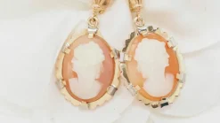 Pendants d'oreilles en or jaune et camée