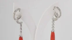 Pendants d'oreilles en or blanc, diamants et corail