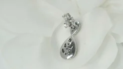 Pendants d'oreilles en or blanc et diamants