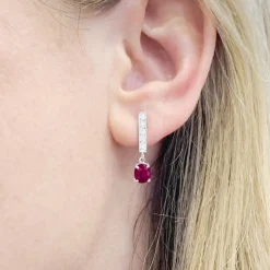 Pendants d'oreilles or blanc, diamants et rubis.