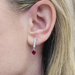 Pendants d'oreilles or blanc, diamants et rubis.