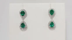 Pendants d'Oreilles Or Blanc, Emeraudes Et Diamants