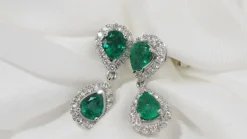 Pendants d'Oreilles Or Blanc, Emeraudes Et Diamants