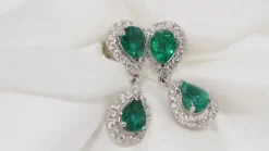 Pendants d'Oreilles Or Blanc, Emeraudes Et Diamants