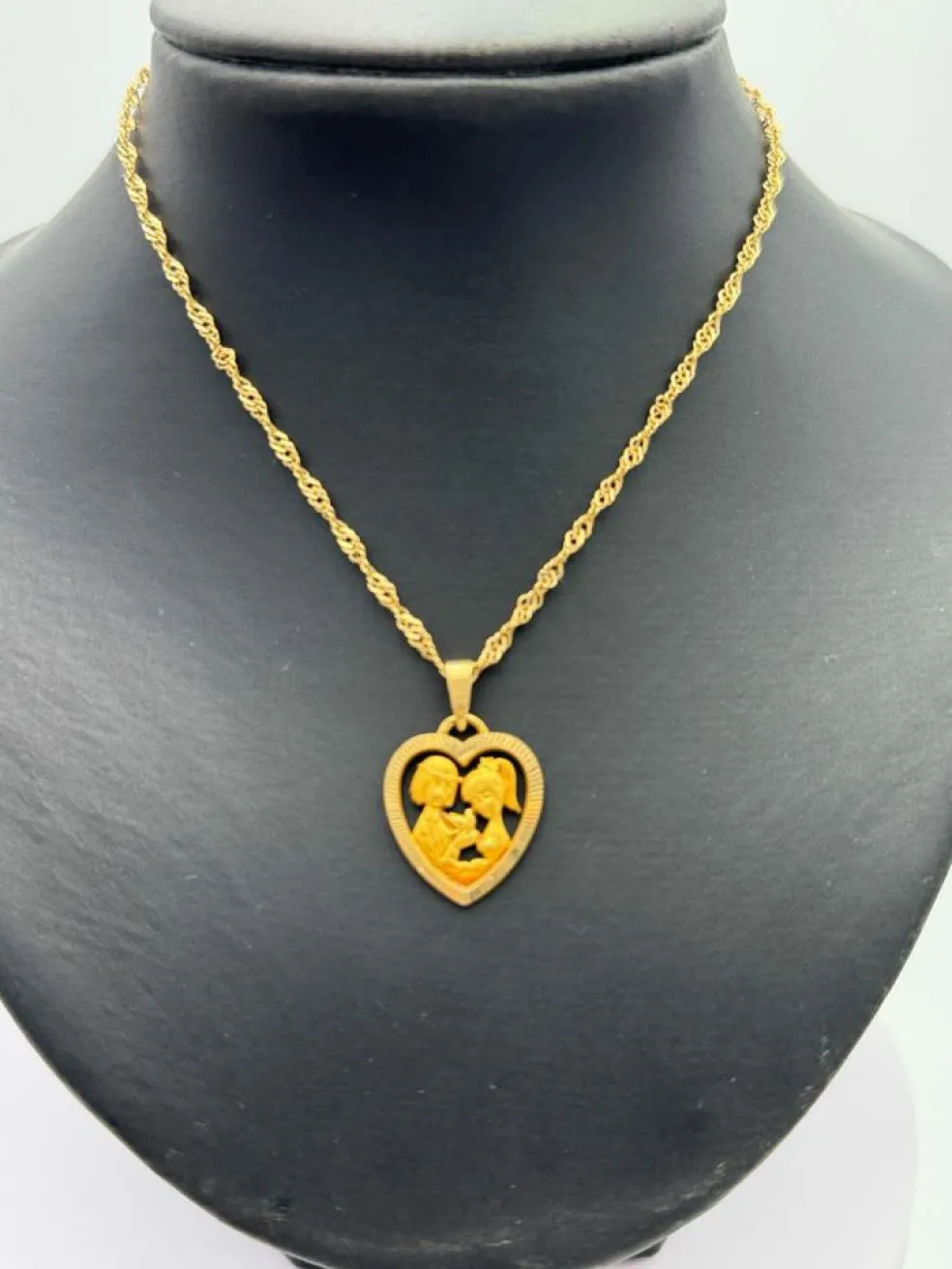 Pendentif amoureux de Peynet et sa chaine en or