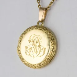 Pendentif ancien médaillon ciselé