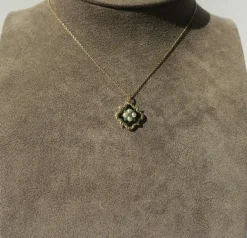Pendentif ancien trèfle or rose, perles, émeraudes, émail