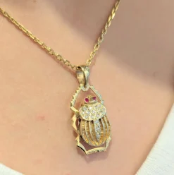 Pendentif animalier en or jaune diamants et rubis