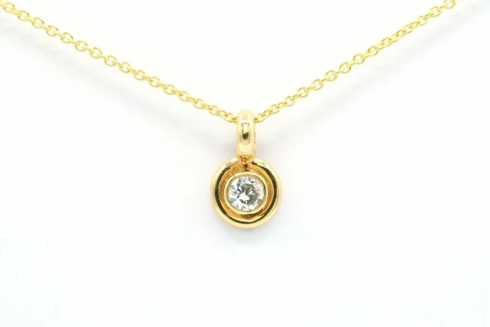 Pendentif Années 70 en or jaune serti d'un diamant