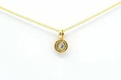 Pendentif Années 70 en or jaune serti d'un diamant