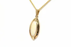 Pendentif années 70 or jaune, opale