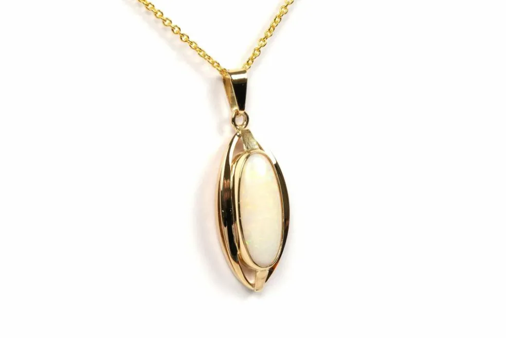 Pendentif années 70 or jaune, opale