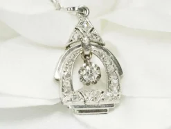 Pendentif art déco des années 30 en or blanc et diamants