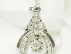 Pendentif art déco des années 30 en or blanc et diamants