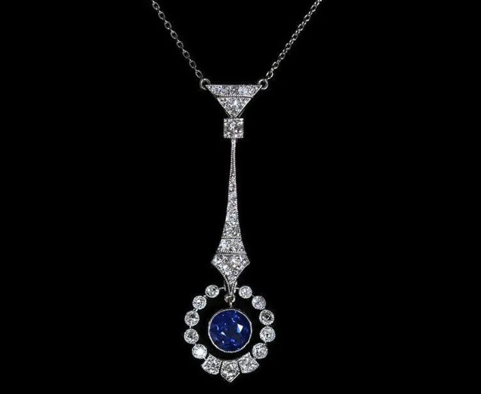 Pendentif Art Déco en platine, diamants et saphir, vers 1920.