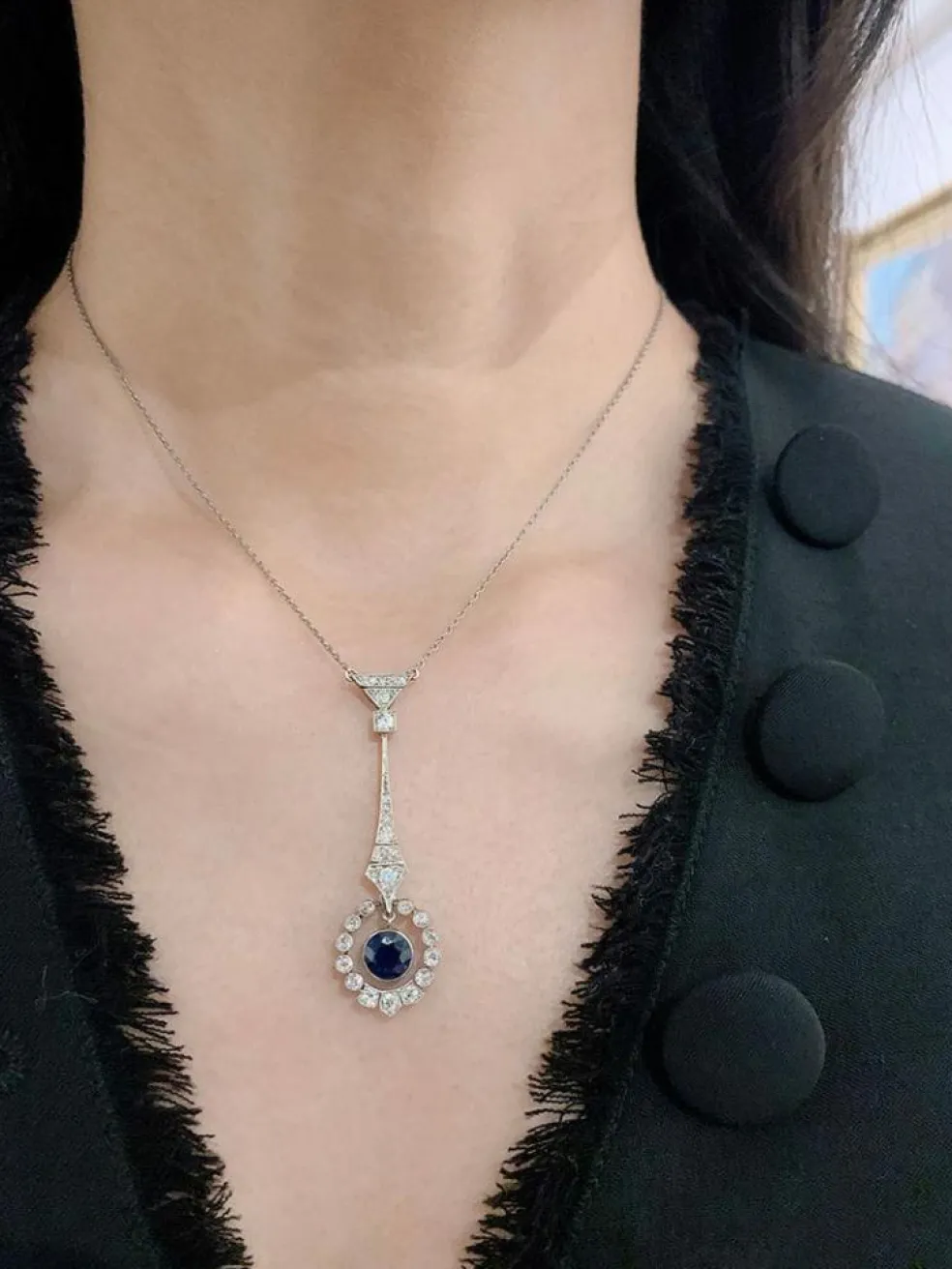 Pendentif Art Déco en platine, diamants et saphir, vers 1920.