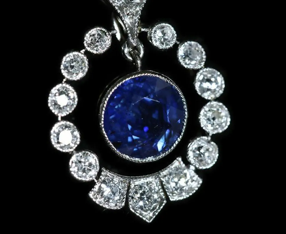 Pendentif Art Déco en platine, diamants et saphir, vers 1920.