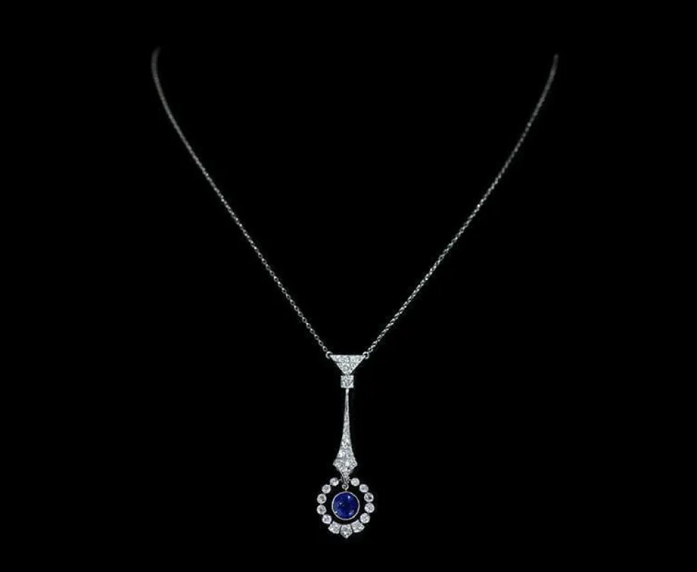 Pendentif Art Déco en platine, diamants et saphir, vers 1920.