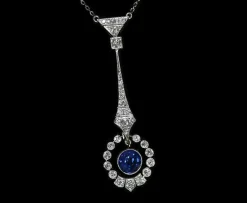 Pendentif Art Déco en platine, diamants et saphir, vers 1920.
