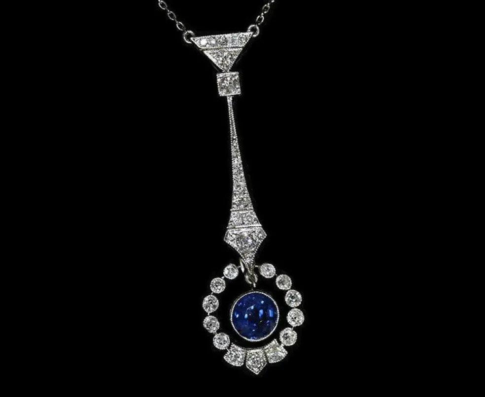 Pendentif Art Déco en platine, diamants et saphir, vers 1920.