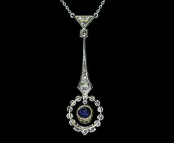 Pendentif Art Déco en platine, diamants et saphir, vers 1920.