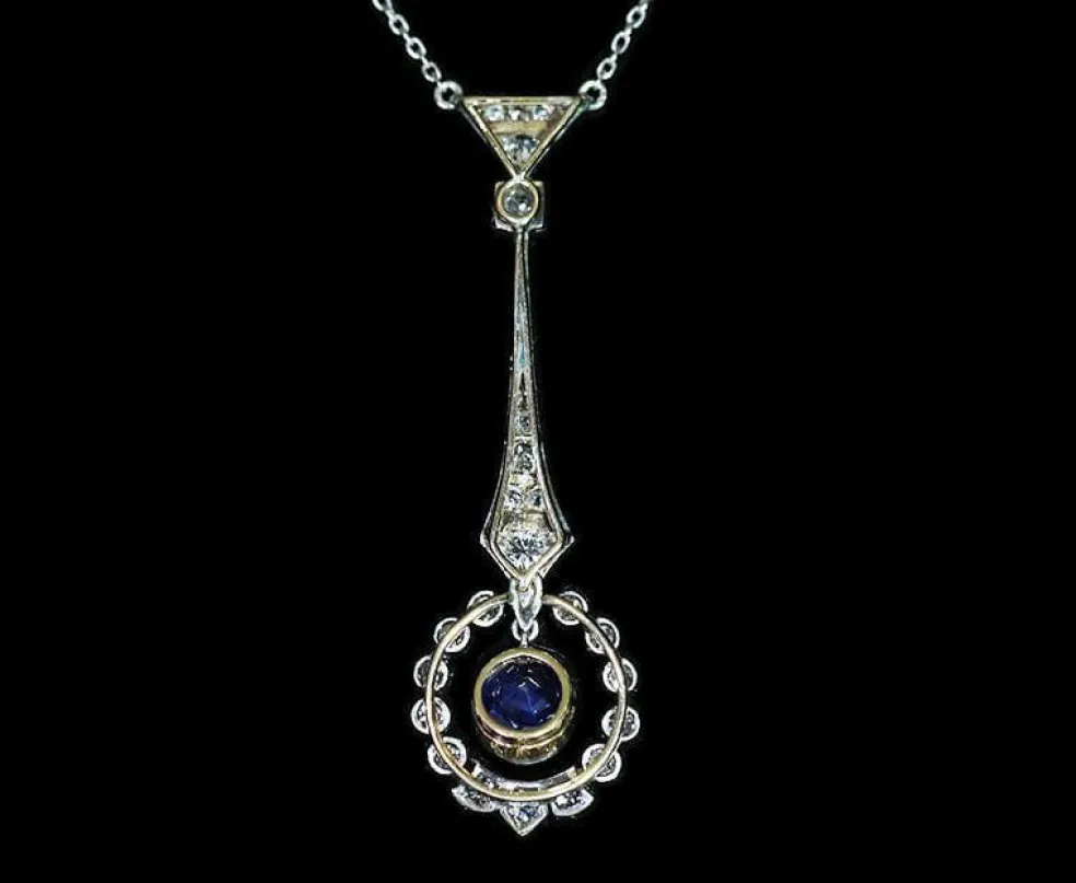 Pendentif Art Déco en platine, diamants et saphir, vers 1920.