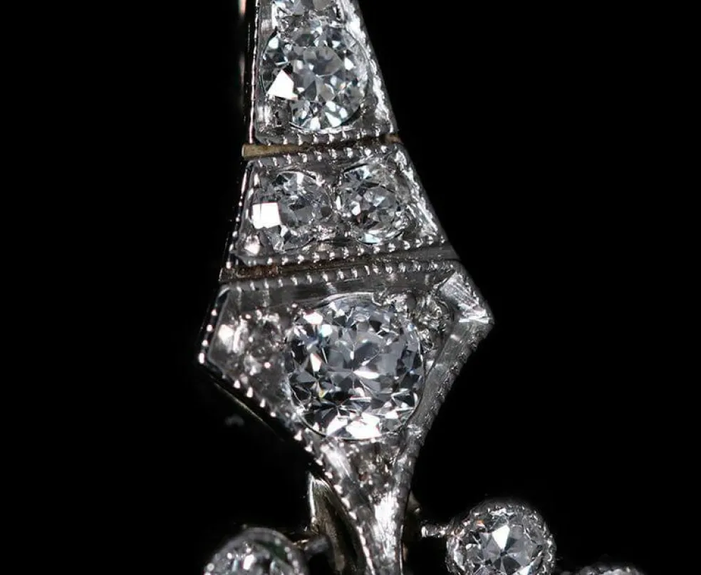 Pendentif Art Déco en platine, diamants et saphir, vers 1920.