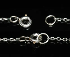 Pendentif Art Déco en platine, diamants et saphir, vers 1920.