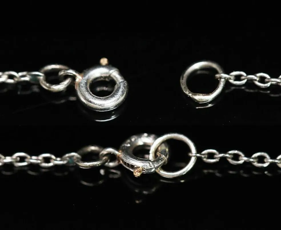 Pendentif Art Déco en platine, diamants et saphir, vers 1920.