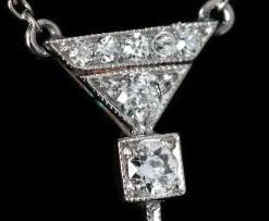 Pendentif Art Déco en platine, diamants et saphir, vers 1920.
