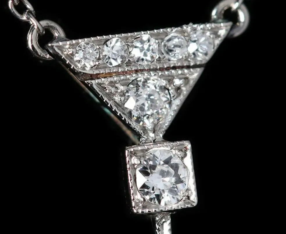Pendentif Art Déco en platine, diamants et saphir, vers 1920.