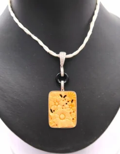 Pendentif art deco en or orné de corail onyx et diamants