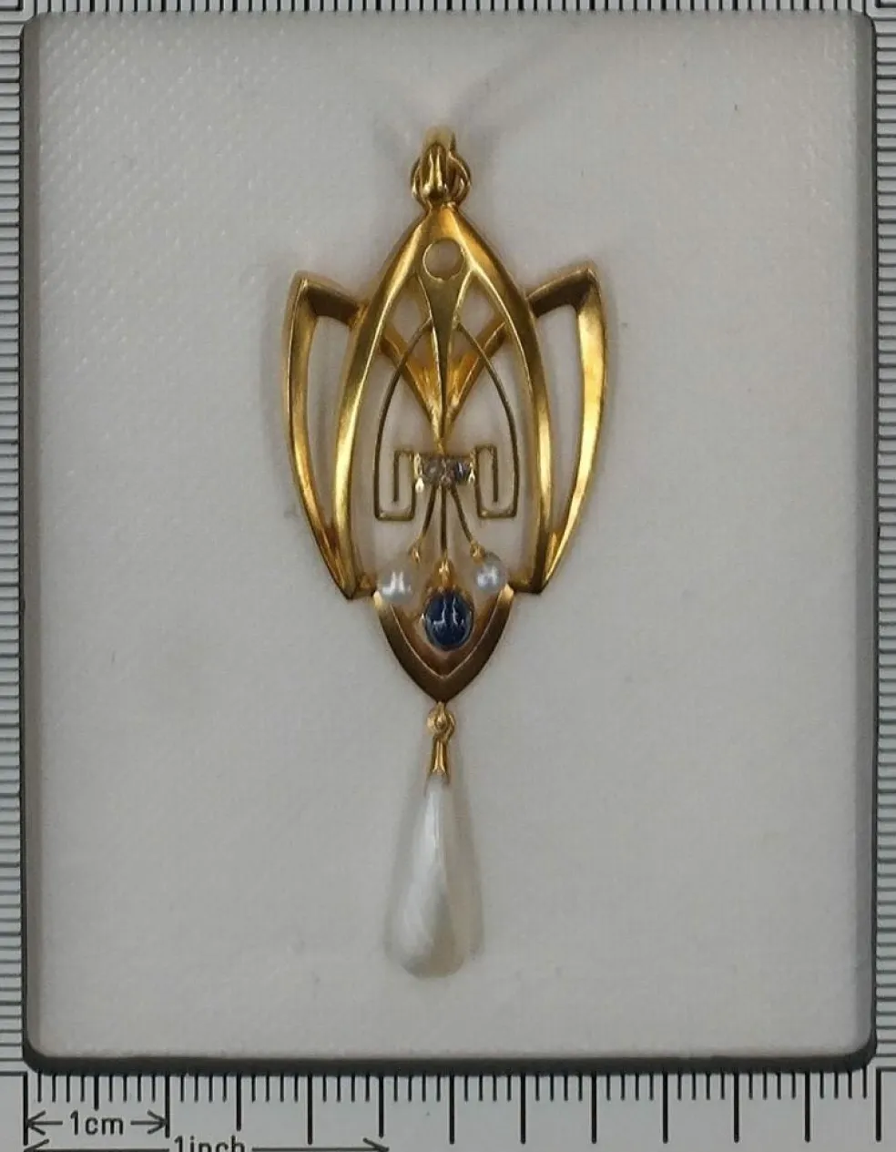 Pendentif Art Nouveau avec diamants, saphir et perle rare