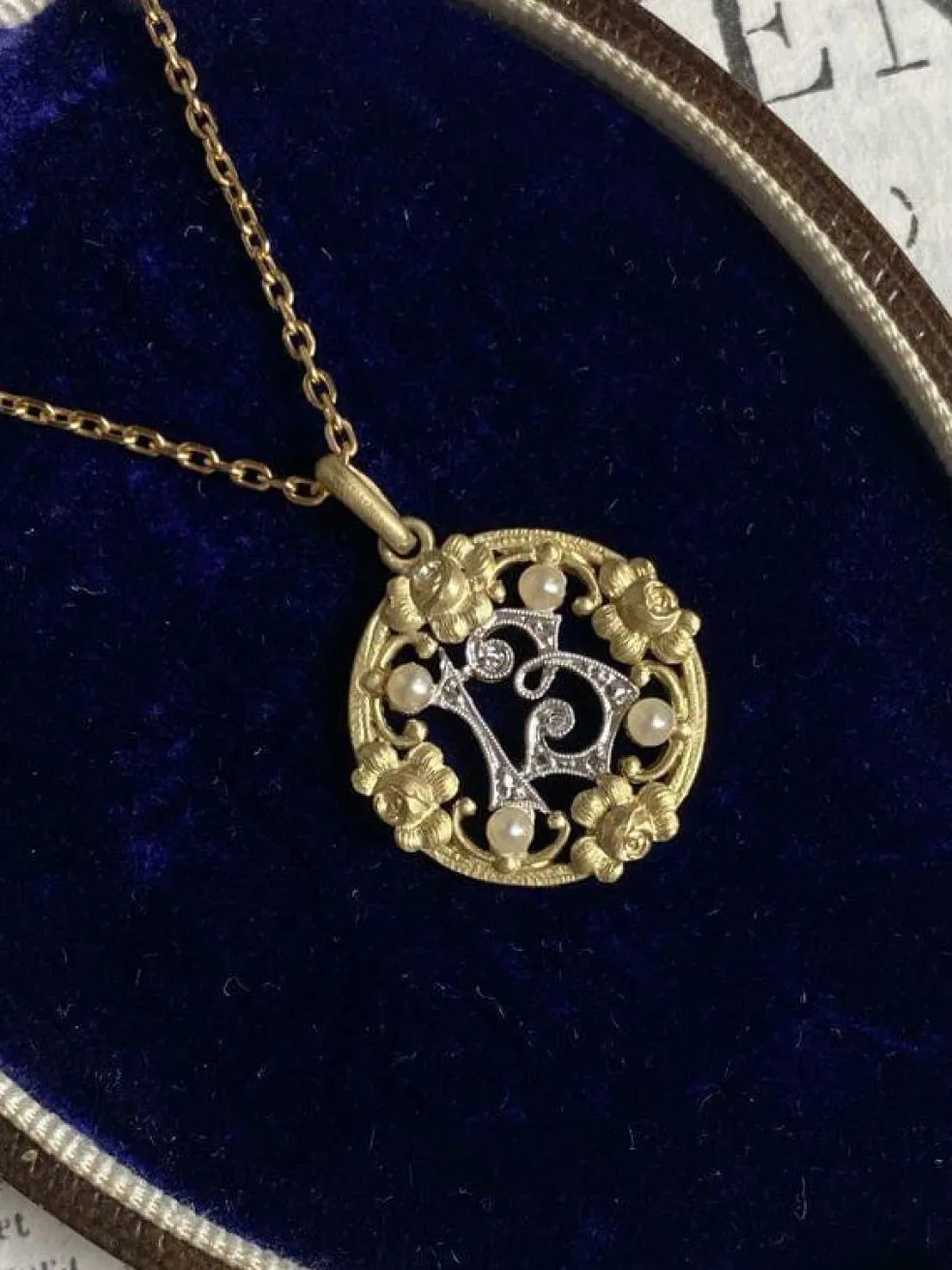 Pendentif Art Nouveau porte bonheur "13" en or