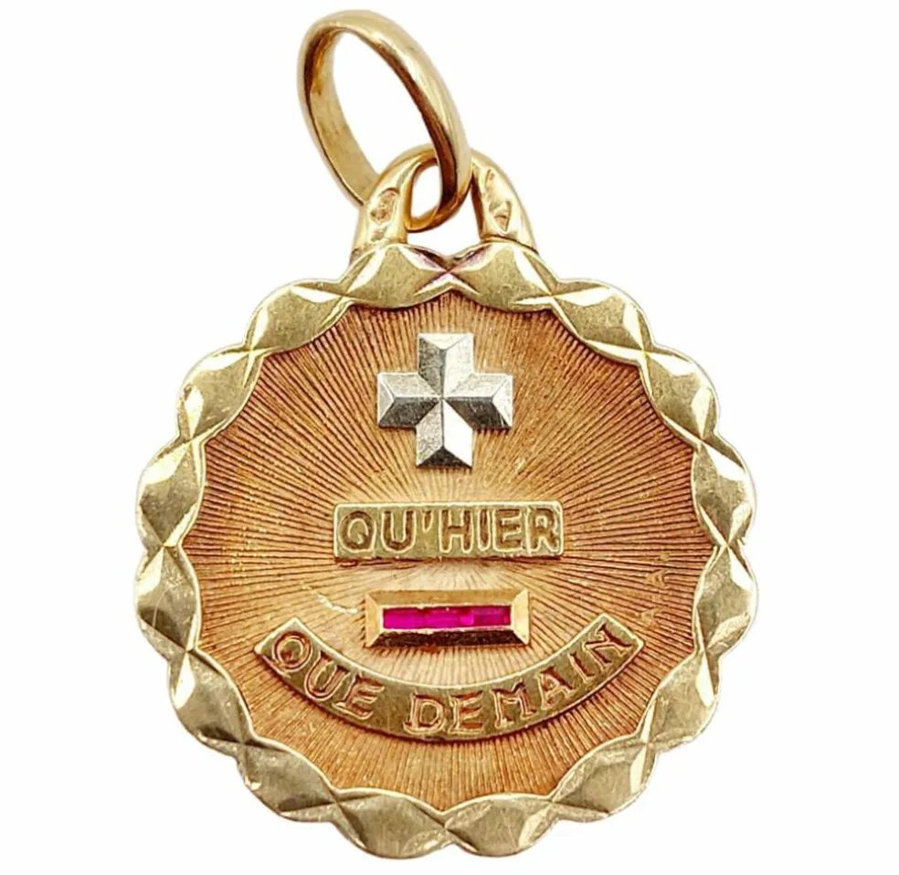 Pendentif AUGIS médaille d'amour 19MM or rose 18k et rubis : "+ QU'HIER - QUE DEMAIN"