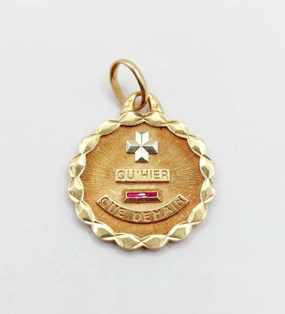 Pendentif AUGIS médaille d'amour 19MM or rose 18k et rubis : "+ QU'HIER - QUE DEMAIN"