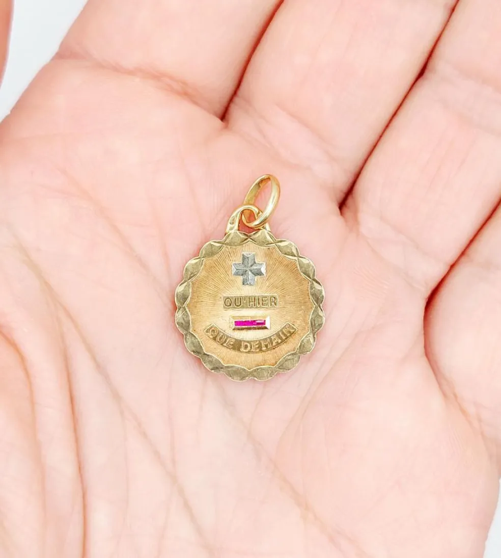 Pendentif AUGIS médaille d'amour 19MM or rose 18k et rubis : "+ QU'HIER - QUE DEMAIN"