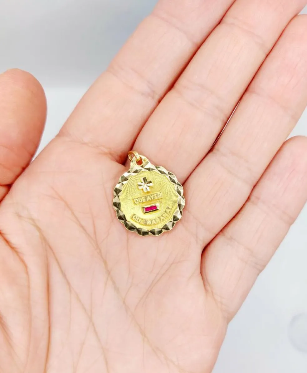 Pendentif AUGIS médaille d'amour 22mm or 18k et rubis : "+ Que Ayer - Que Manana" (circa 1970)