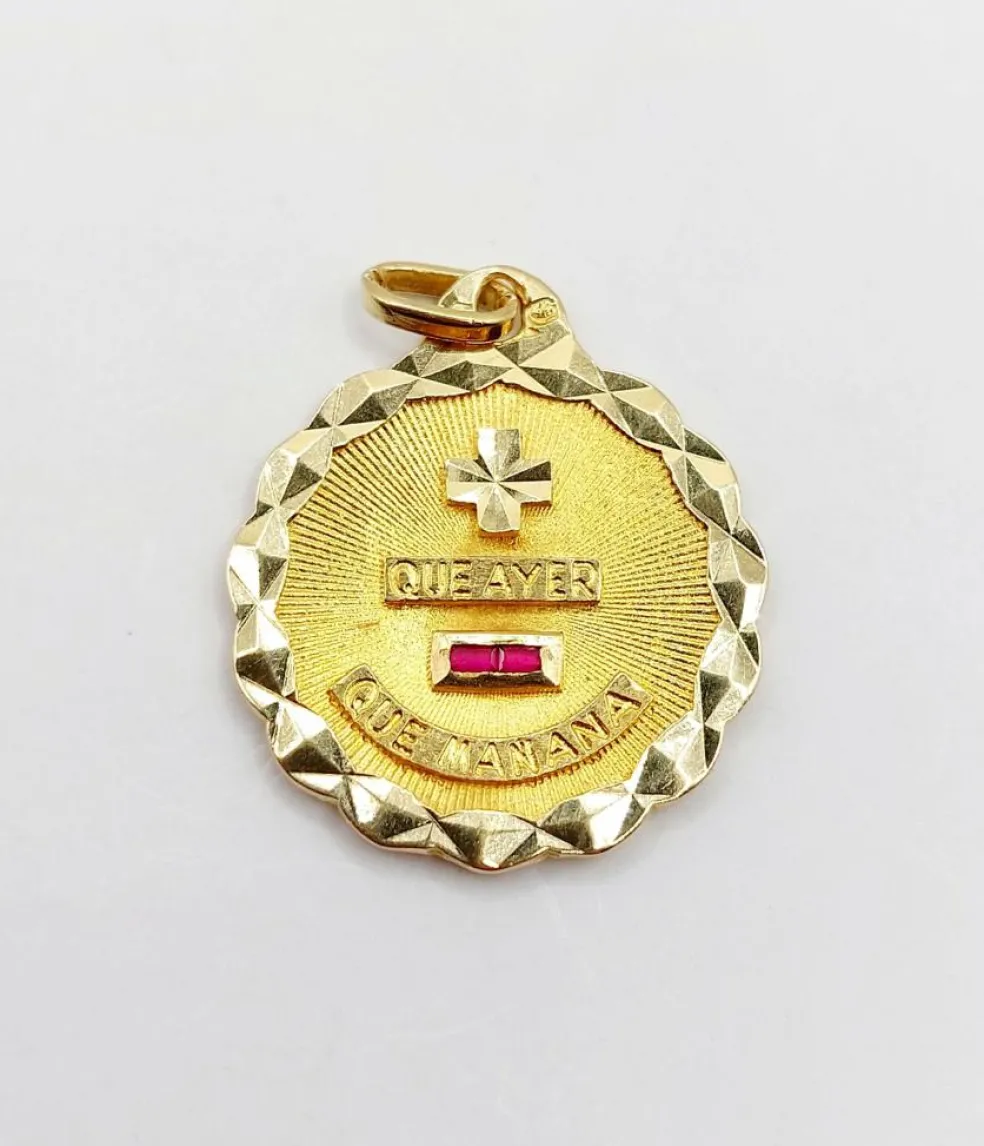 Pendentif AUGIS médaille d'amour 22mm or 18k et rubis : "+ Que Ayer - Que Manana" (circa 1970)