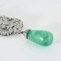 Pendentif Belle Epoque, or blanc, diamants et émeraude