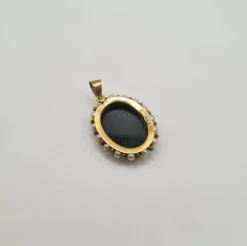 Pendentif camée or jaune serti de perles de culture