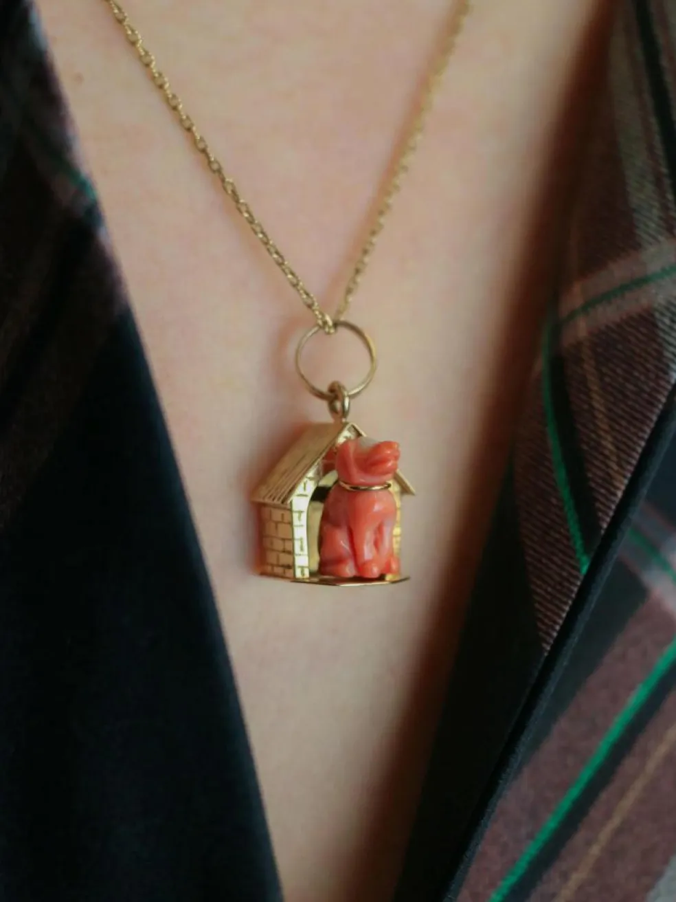 Pendentif Charms chien or jaune corail