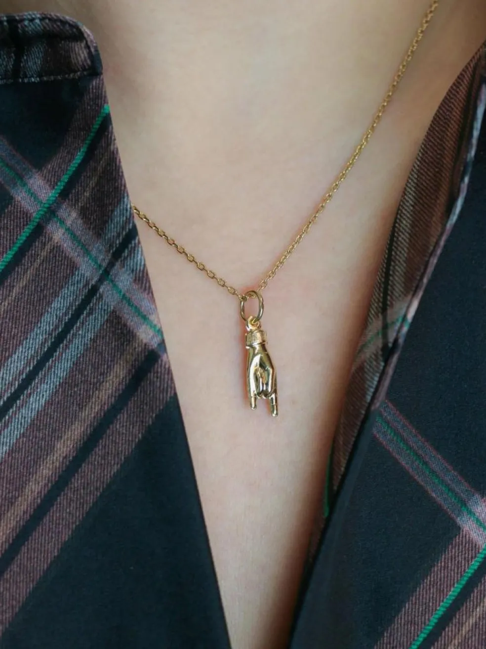 Pendentif Charms main signe des cornes or jaune