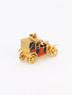 Pendentif charms vintage voiture ancienne or jaune rubis email
